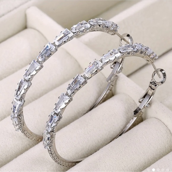 SPARKLING GRADIENT SQUARE CUT HOOP EARRINGS - Picture 8 of 11